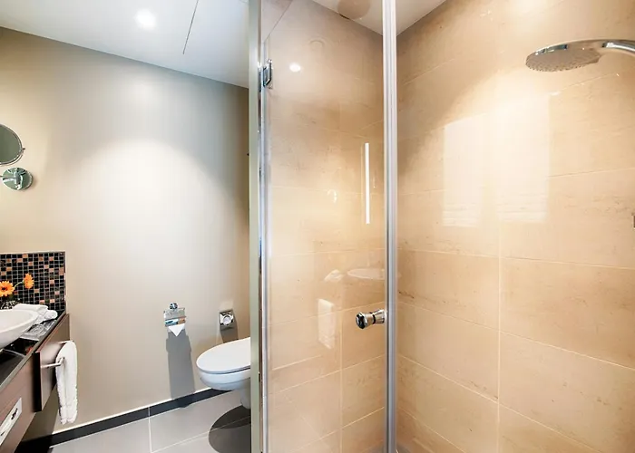 מלון Leonardo 4*